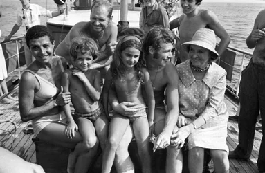 El cantante francés Johnny Hallyday durante las vacaciones con su familia en 1967 en la Riviera Francesa con su prima Desta